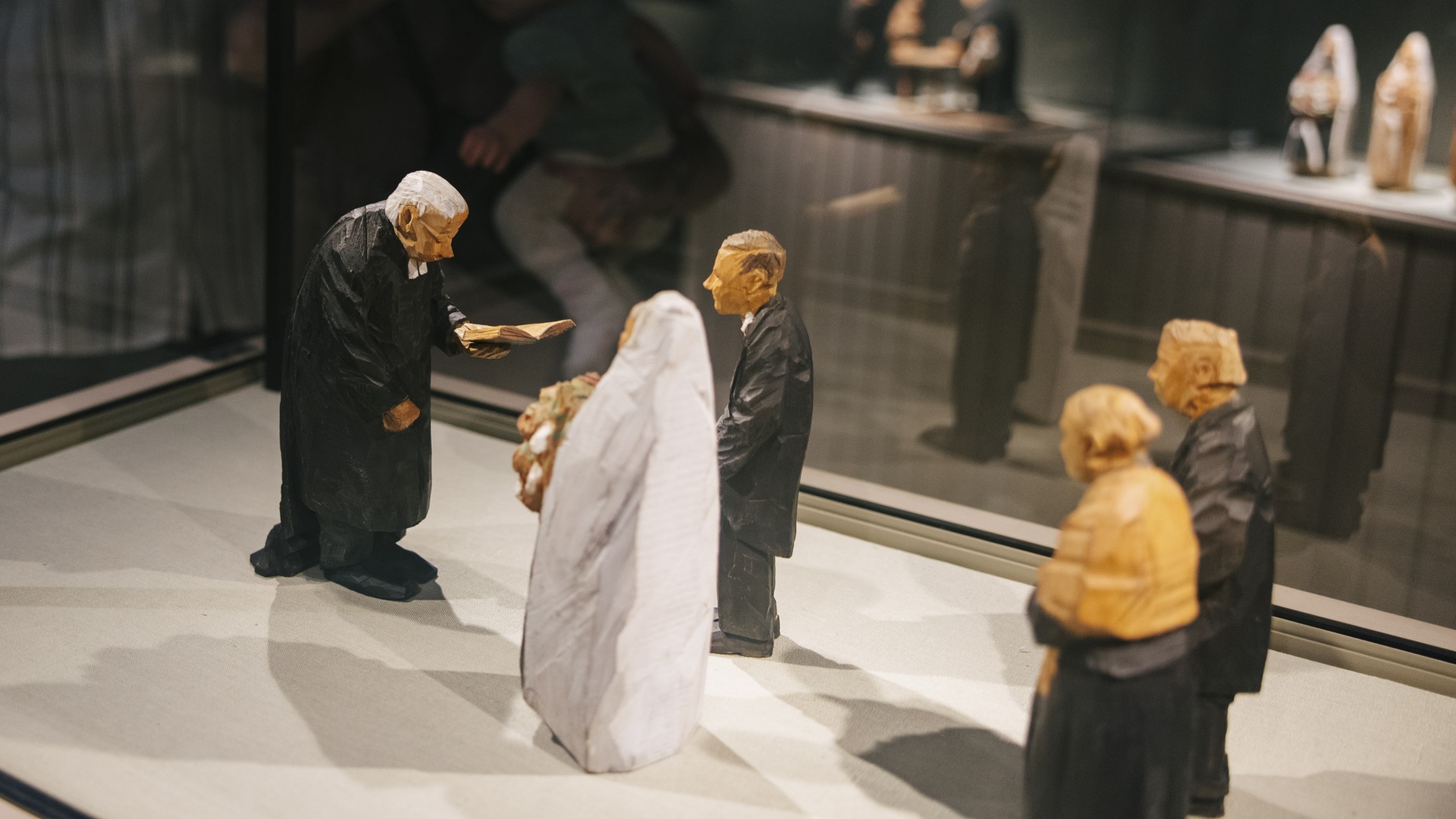Träfigurer av Döderhultarn i en monter på Döderhultarmuseet