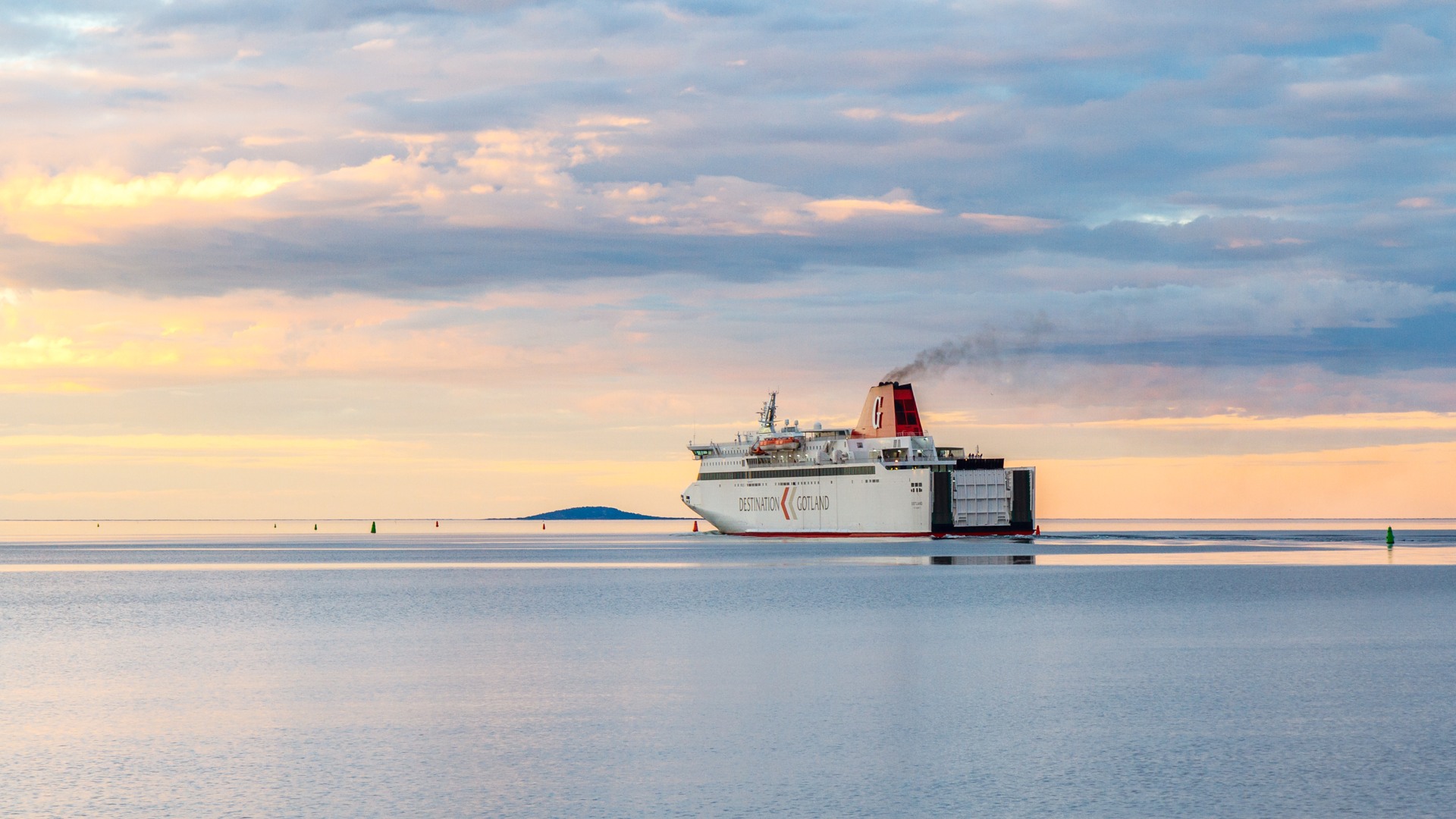 Destination Gotlands färja på väg in mot Oskarshamn i kvällsljus