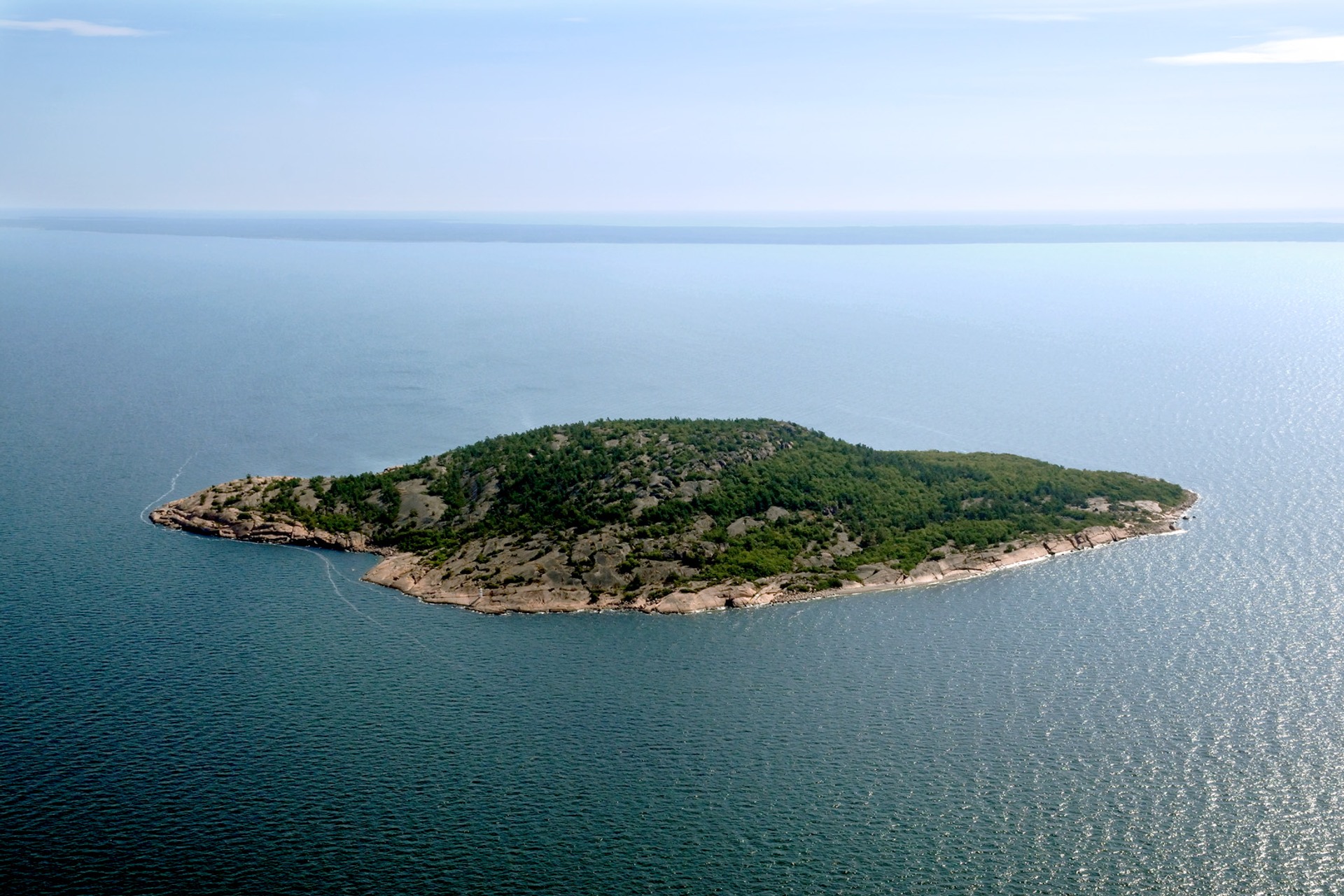 Blå Jungfrun, en skogklädd granitö, sedd från luften i Kalmarsund