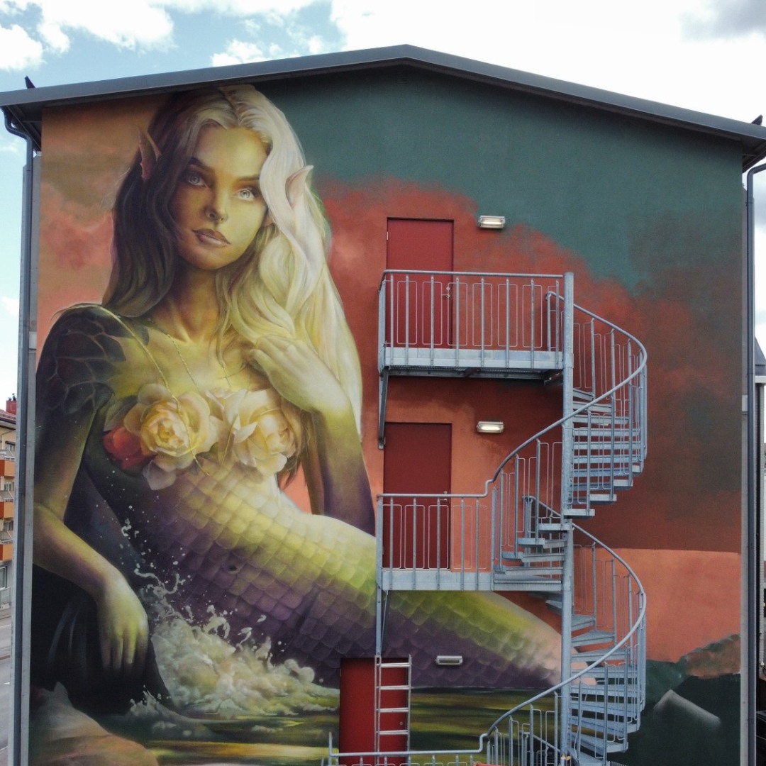 Väggmålningen Siren of the Sea av Curtis Hylton på ett husgavel i Oskarshamn